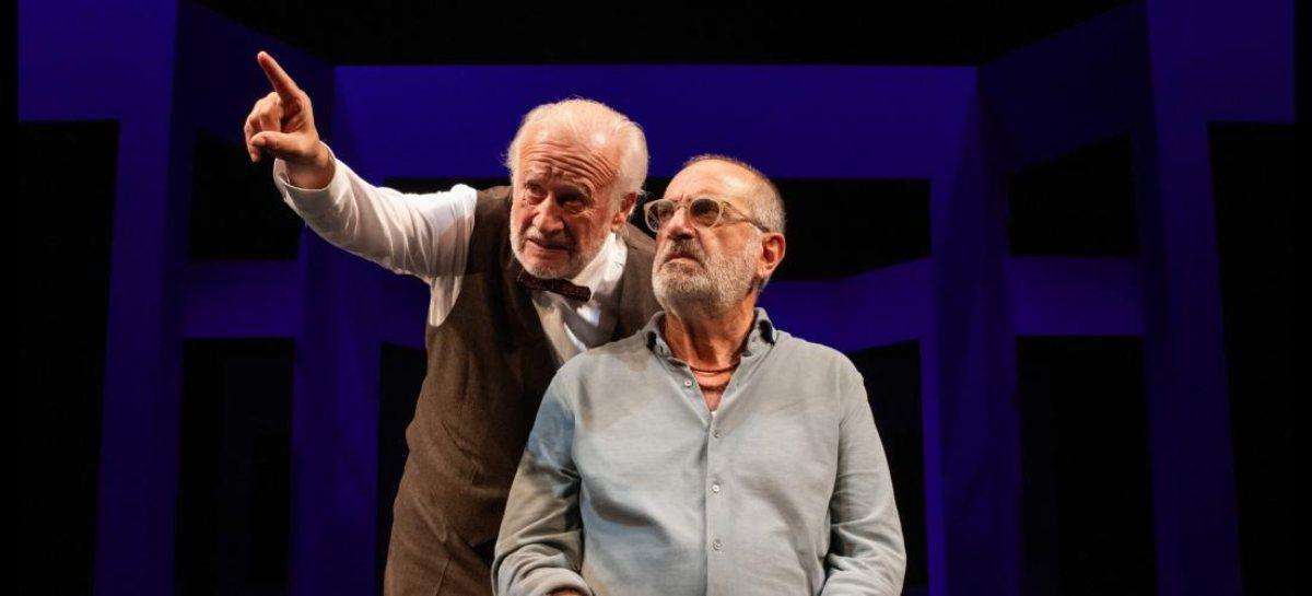 Juan Echanove y Joaquín Climent en una escena de la obra de teatro "Esencia", escrita por Ignacio García May bajo la dirección de Eduardo Vasco