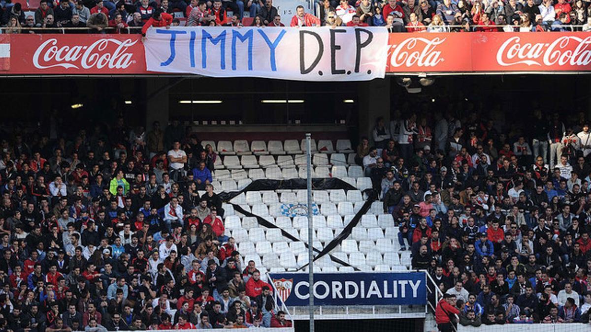 Pancarta en recuerdo de Francisco 'Jimmy' Romero, en el estadio Ramón Sánchez Pizjuán