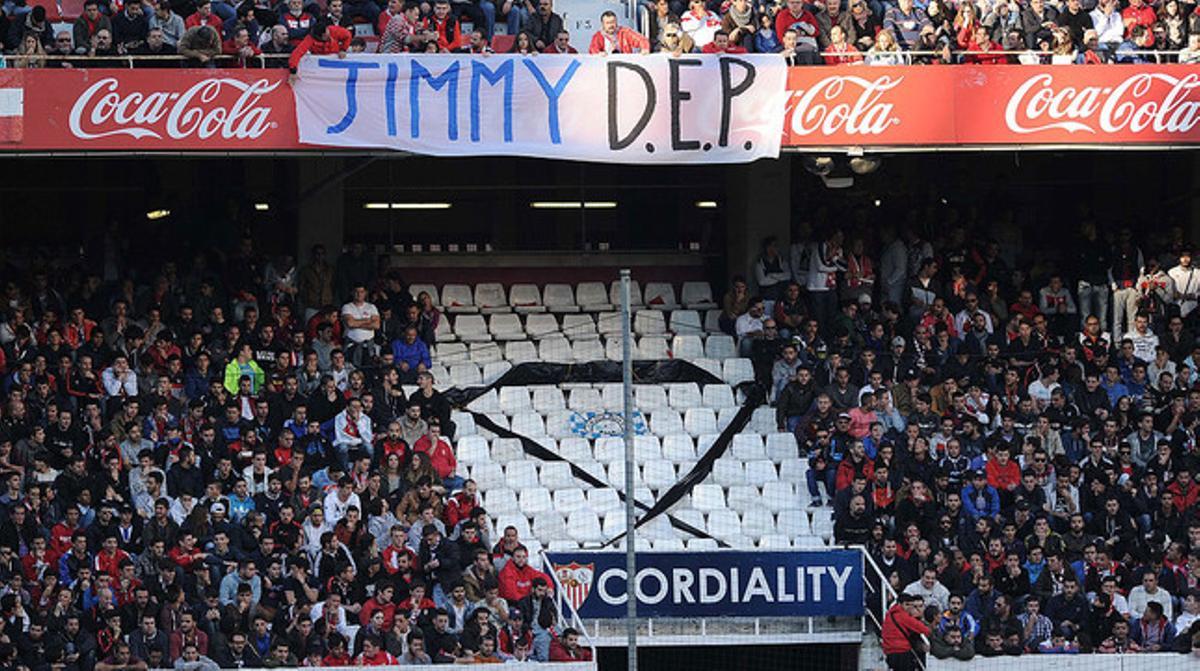 Pancarta en record de Francisco ’Jimmy’ Romero, a l’estadi Ramón Sánchez Pizjuán.
