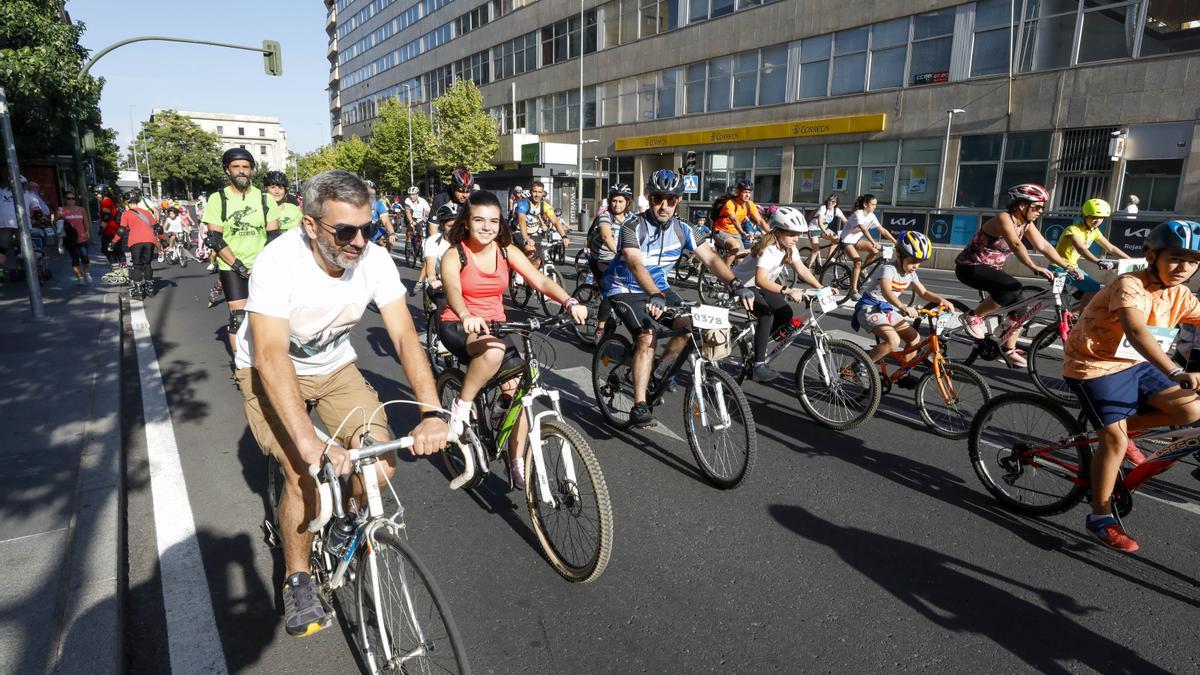 Participantes en la fiesta de la bicicleta, este domingo.