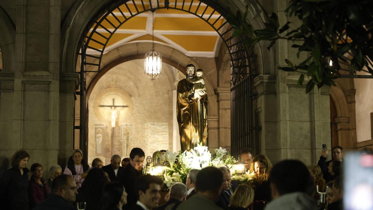 La primera procesión de San José maravilla a Gijón: “Hay mucha devoción”