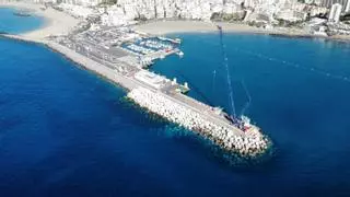 Los Cristianos comienza la colocación de los primeros bloques para reforzar su dique tras los daños por oleaje