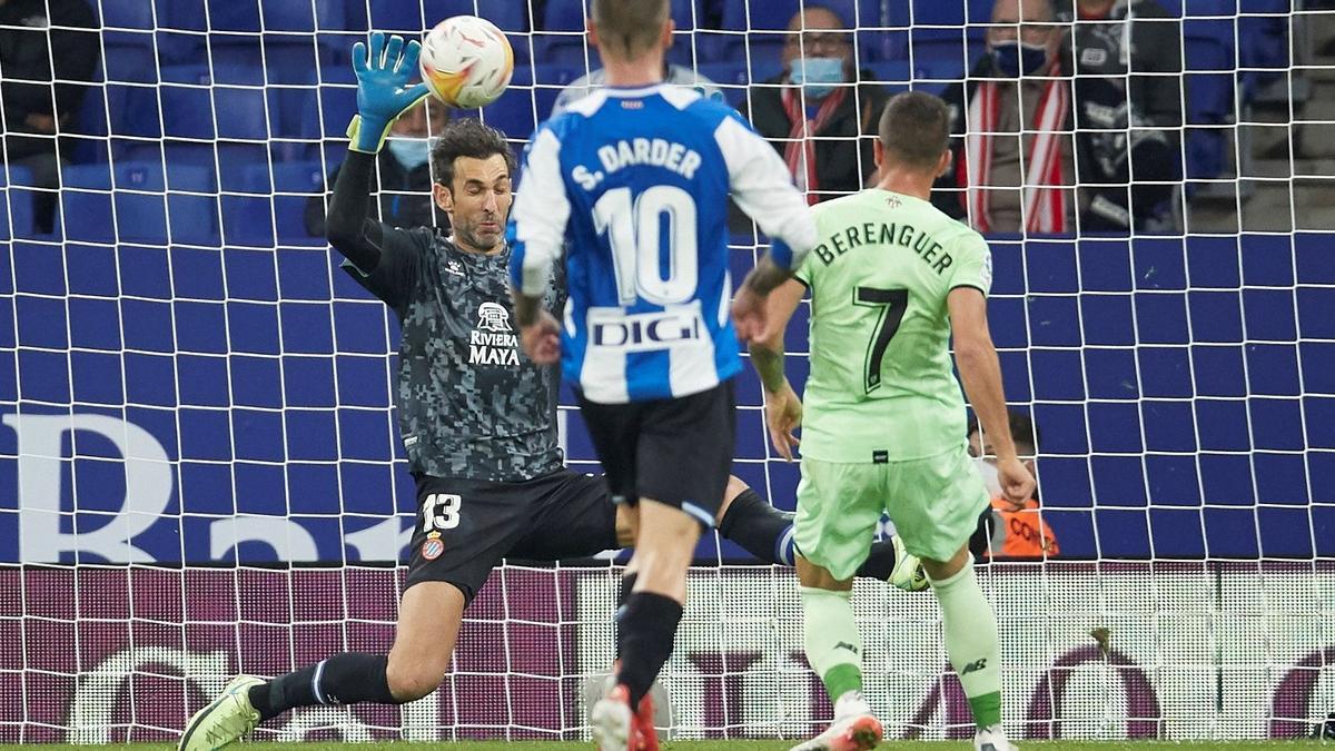 Diego López evita con un paradón el gol de Berenguer ante el Athletic.