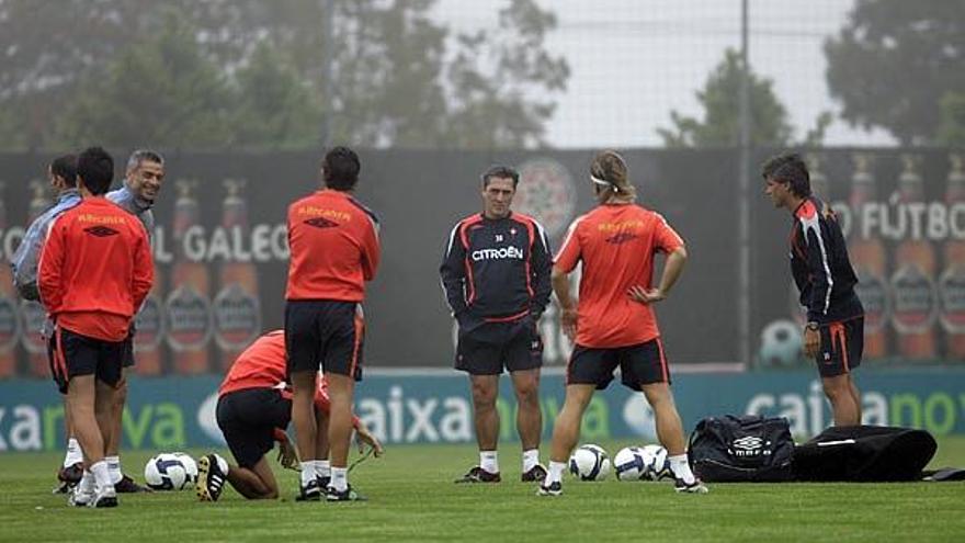 Pepe Murcia conversa con sus jugadores al final del entrenamiento matinal del pasado viernes en A Madroa.