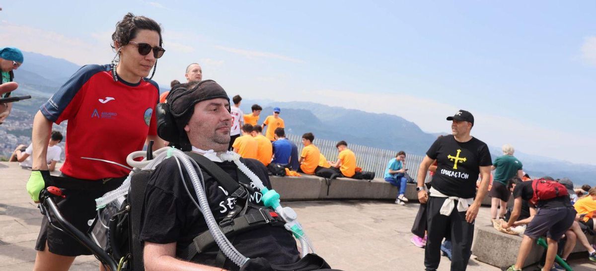 «Capi», en la explanada de la cima del Naranco. | MARIO CANTELI