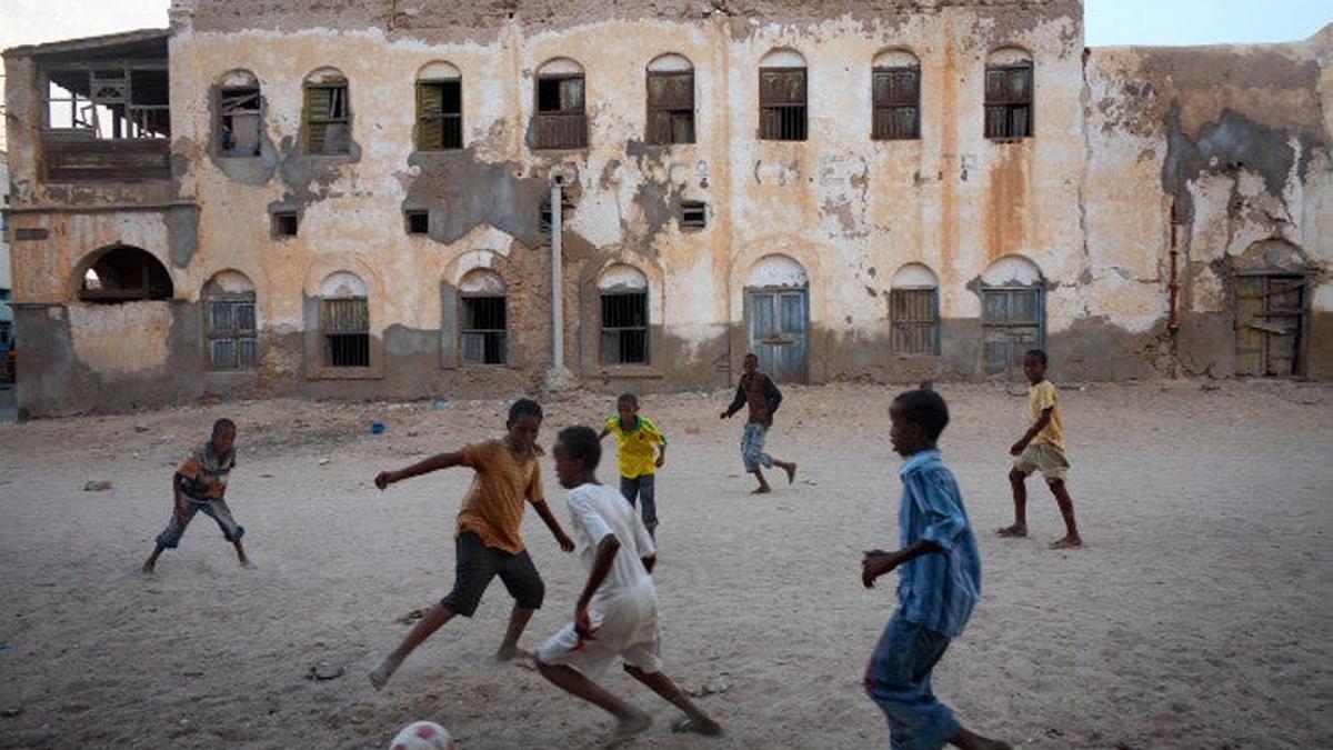Niños jugando al fútbol en las calles de Somalilandia.