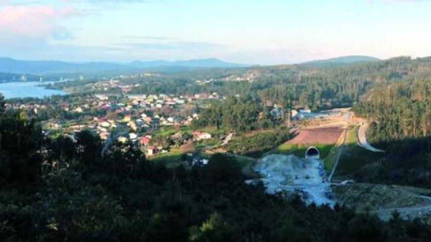 El trazado del Eje Atlántico entre Vilagarcía y Catoira discurre paralelo al río Ulla, que en esta foto se ve a la izquierda. Entre ese cauce fluvial y las obras que se observan a la derecha, en         las que se ve uno de los túneles, están los núcleos poblacionales de Bamio (Vilagarcía) y Abalo (Catoira) .  //  Iñaki Abella