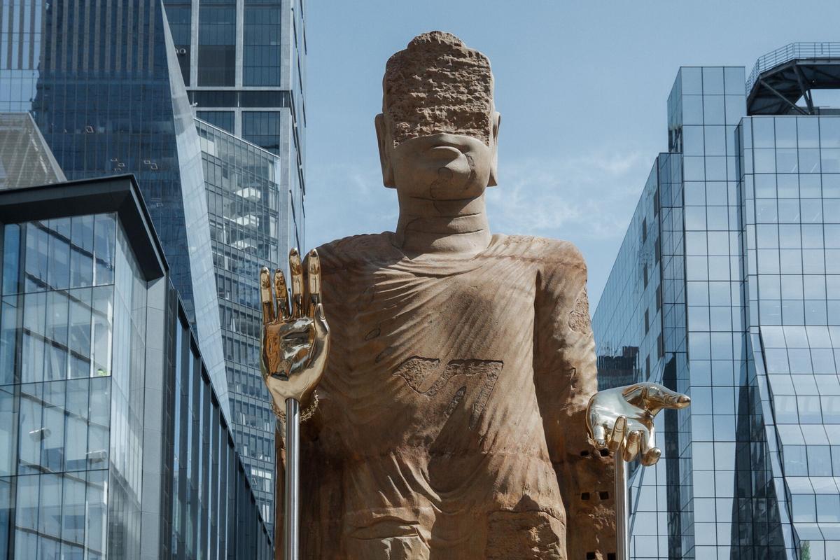 La obra, titulada 'The Light That Shines Through the Universe', es una creación del artista vietnamita-estadounidense Tuan Andrew Nguyen y ocupa el High Line Plinth, el espacio destinado a instalaciones dentro del icónico parque urbano neoyorquino.