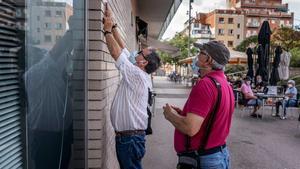 Arnaldo y Antonio colocan una de las placas en Vilapicina i La Torre Llobeta, este viernes.