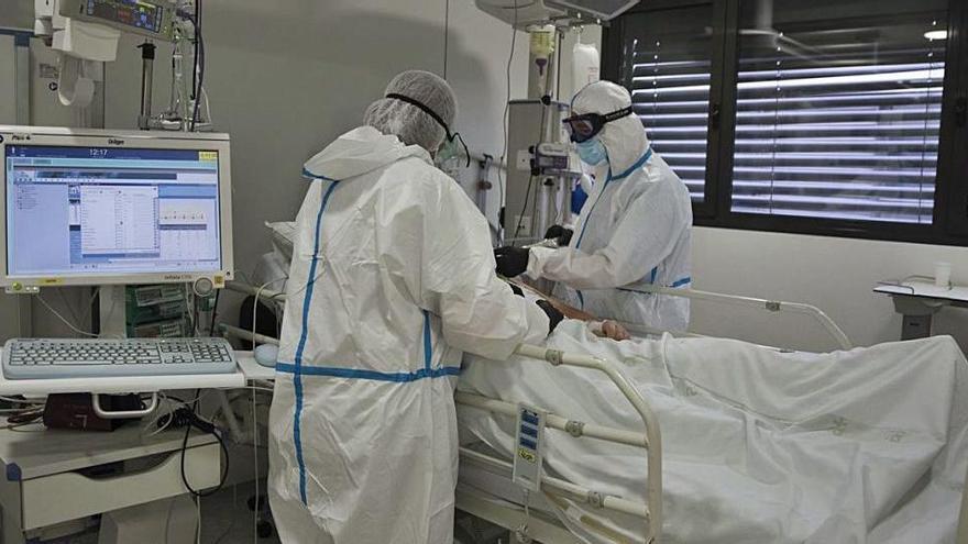 Professionals sanitaris atenen un pacient a l&#039;UCI de l&#039;Hospital Sant Joan de Manresa