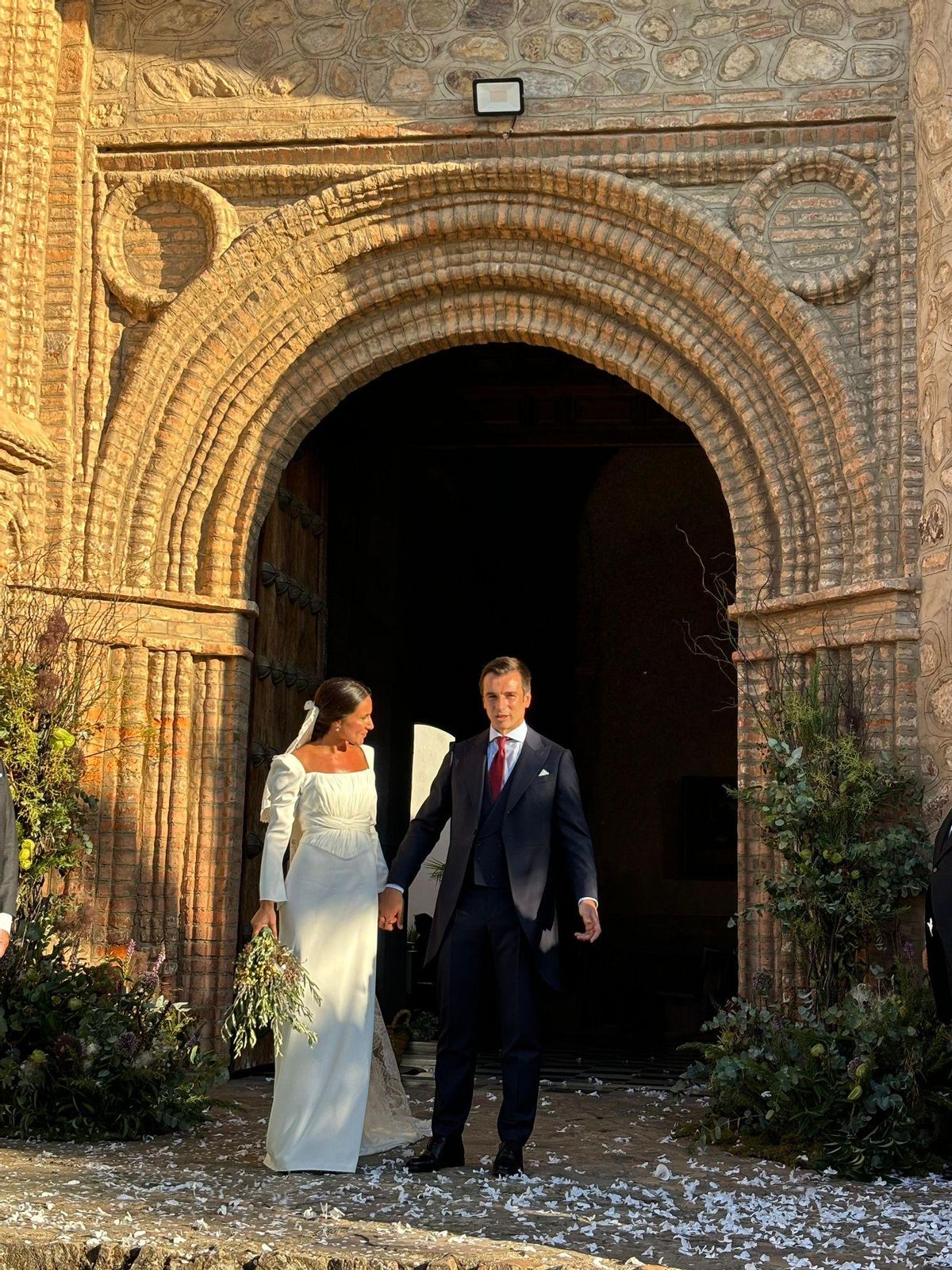 Los recién casados en la puerta de la iglesia de Herrera del Duque