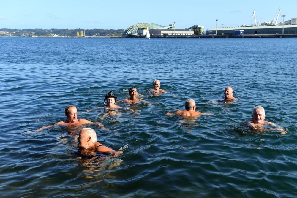 Concello y Puerto prohíben nadar en la zona, que habilitarán solo si la calidad del agua es buena y si hay puesto de socorrismo.