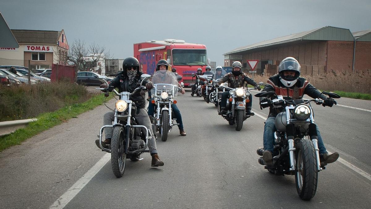 Un grupo de 'motards' escoltan la oficina móvil de Laporta en Alcarràs.