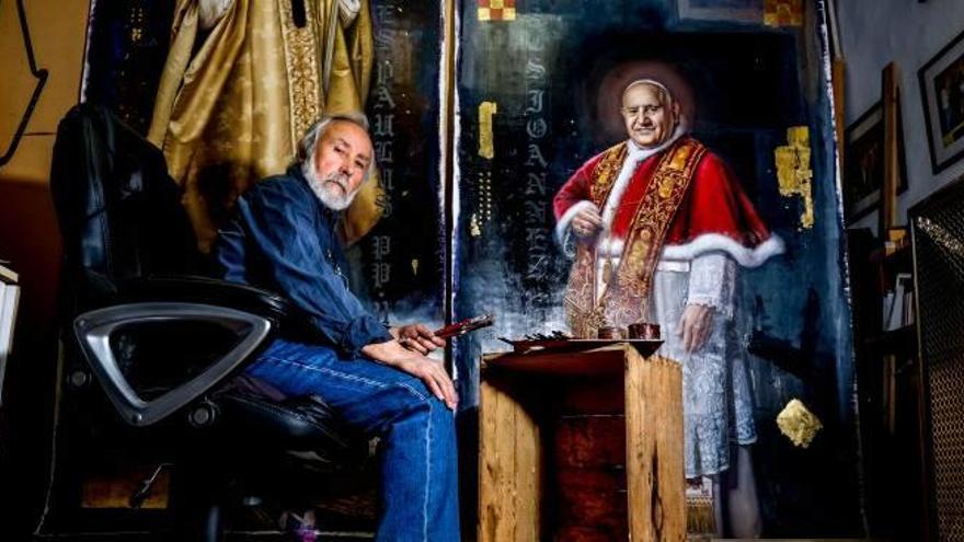 El pintor Vicente Esparza con unos de los lienzos que decorarán el retablo de la basílica de Santa María.