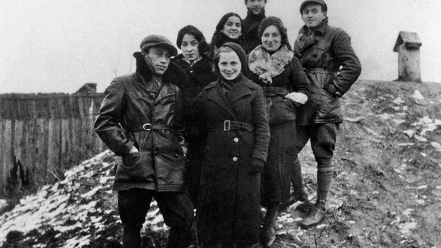 Comuna de entrenamiento de pioneros en Bialystok, en 1938. Frumka Plotnicka, de pie, segunda por la derecha.