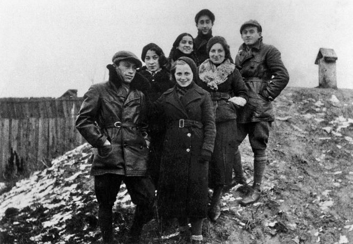 Comuna de entrenamiento de pioneros en Bialystok, en 1938. Frumka Plotnicka, de pie, segunda por la derecha.