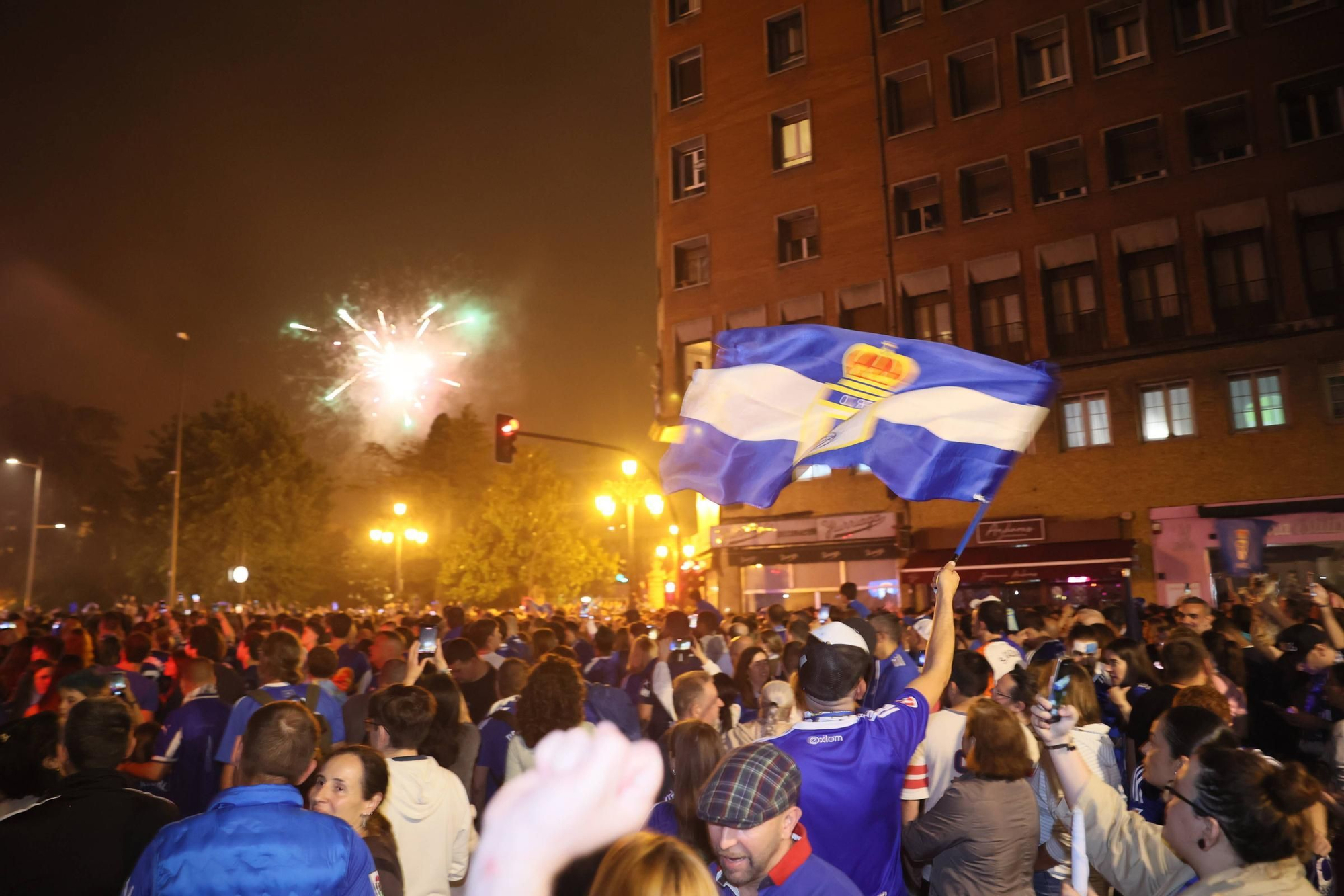 EN IMÁGENES | Así se celebró el ascenso del Oviedo a Primera: la afición estalla en una noche histórica