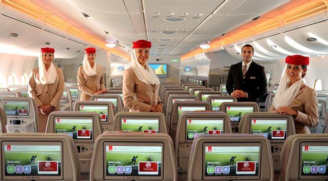 Azafatas cabin crew auxiliares de vuelo de Emirates en Clase Económica de la aerolínea