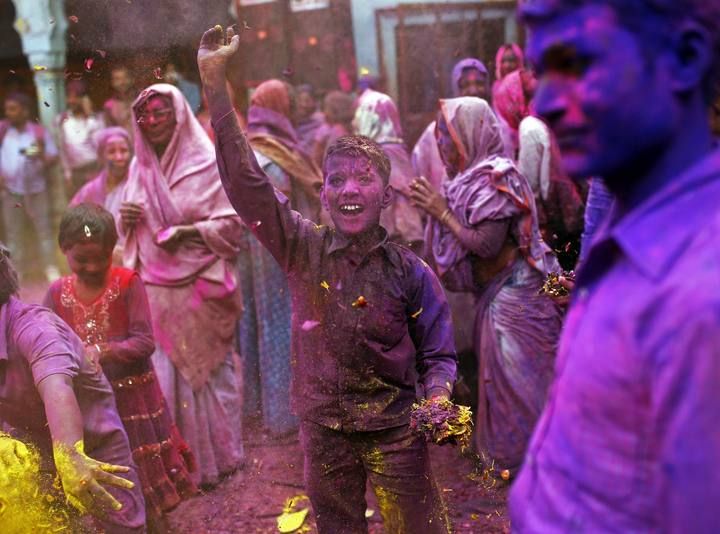 El Festival Holi inunda de color la India