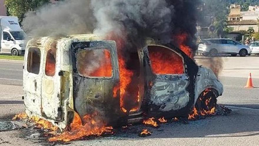 La furgoneta incendiada en Pollença, envuelta en llamas.