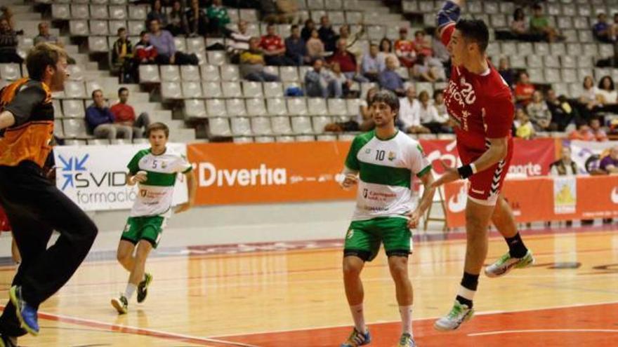 El pivote Abel Serdio trata de superar al portero del Bordils.