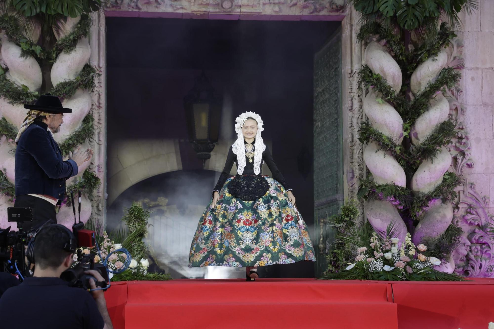 Las Hogueras de Alicante proclaman a su Bellea del Foc infantil 2025 y a sus damas