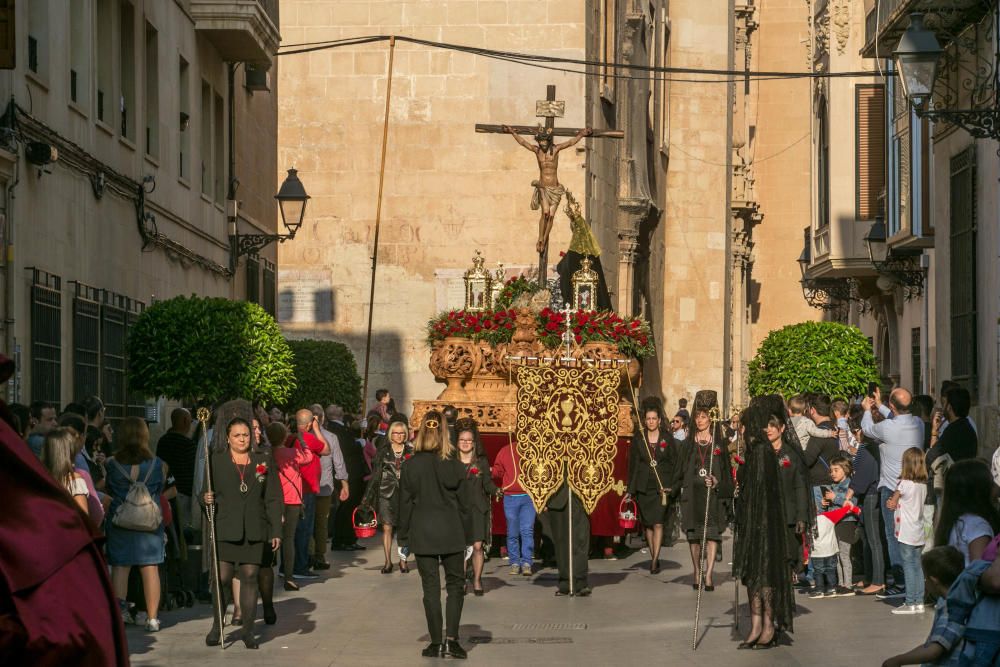 Miles de personas salen a la calle para ver procesionar a seis cofradías