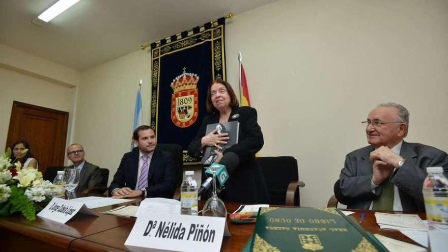 Nélida Piñón, junto con Xesús Alonso Montero, Xesús Vázquez, Ana Isabel Vázquez y Jorge Cubela.