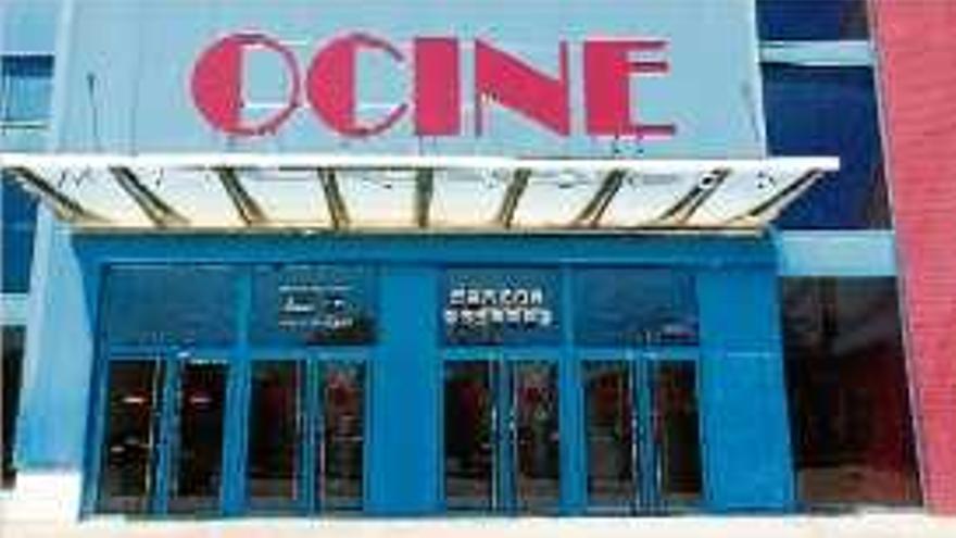 El cartell d&#039;Ocine ja està instal·lat a l&#039;entrada del cinema de Blanes.
