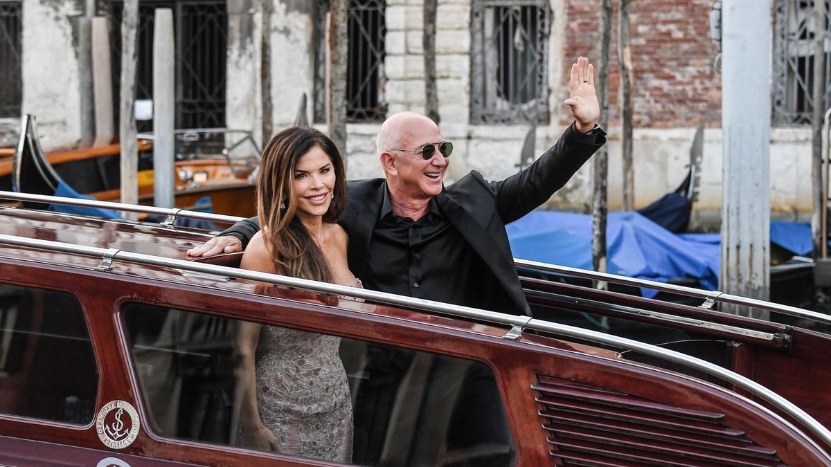 Jeff Bezos y su mujer, Lauren Sánchez, en una de las góndolas venecianas