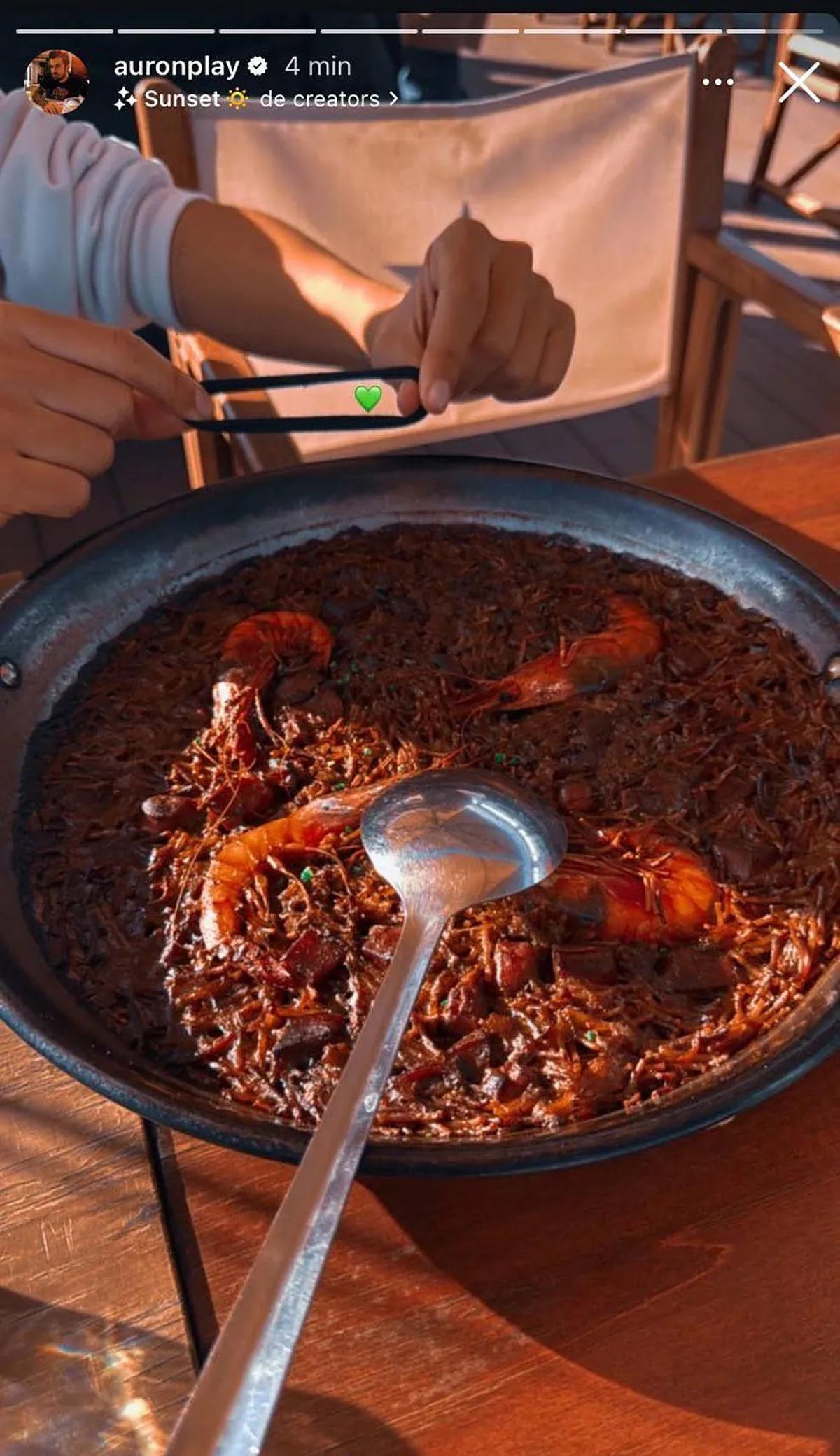 Historia de Instagram donde Auronplay confirmaría su supuesta relación con Sara Ismael.