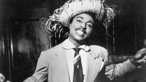 Little Richard posa con un divertido sombrero, en su primera etapa como músico.