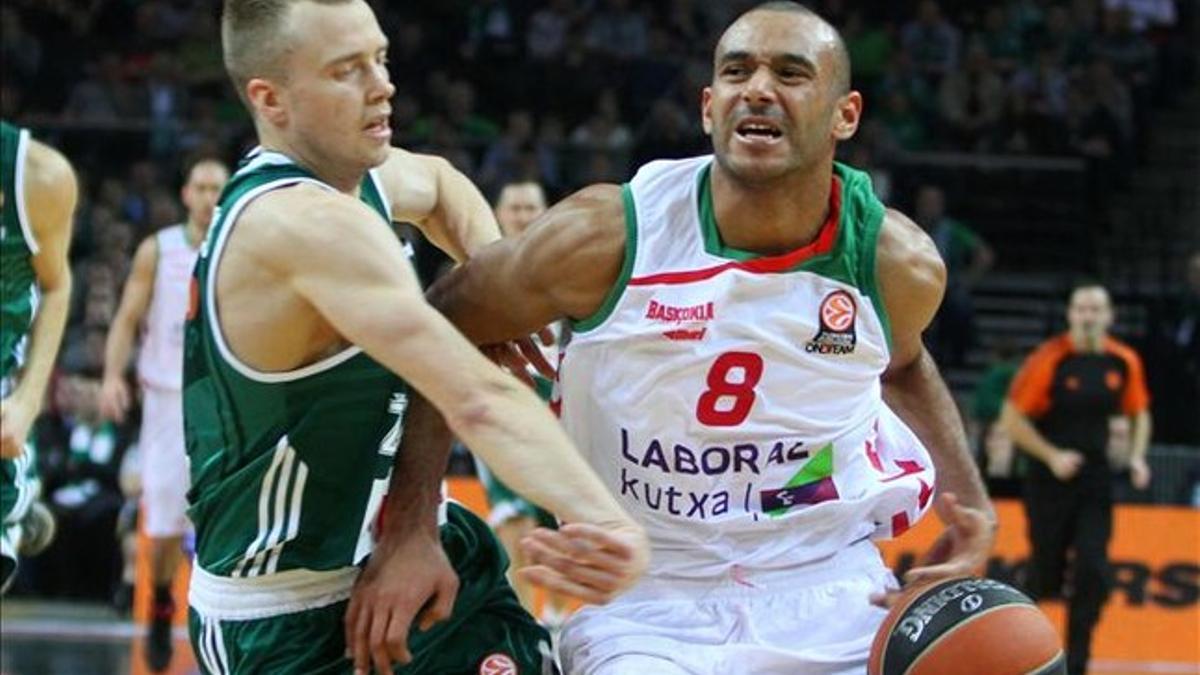 Adam Hanga, trata de penetrar a canasta, durante el partido ante el Zalgiris