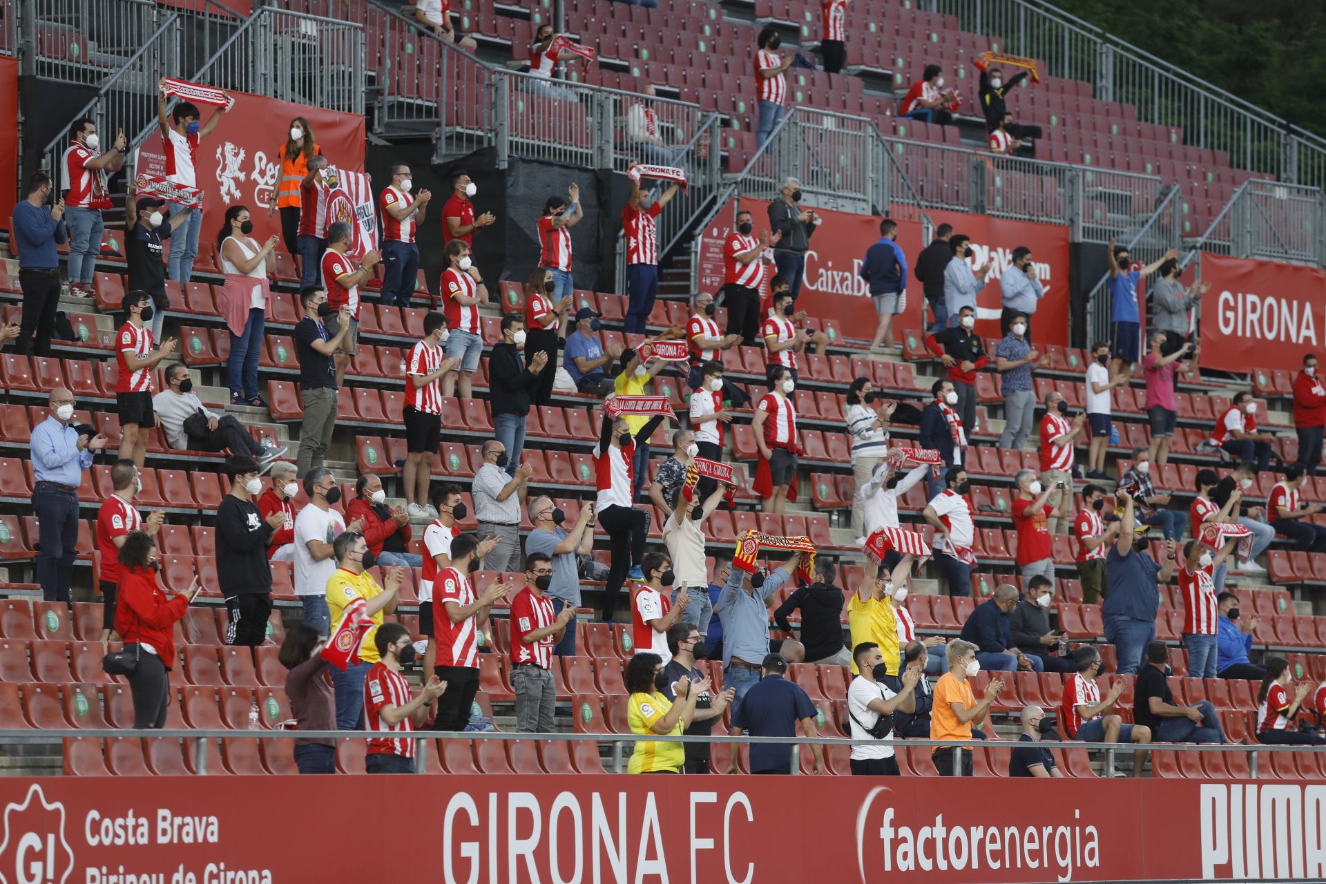 L'afició del Girona torna a posar color a les grades de Montilivi