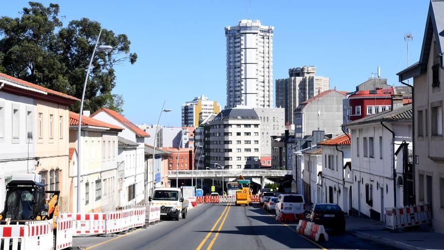 Corte de un tramo de la avenida de Arteixo por obras de asfaltado y canalización hasta el próximo viernes