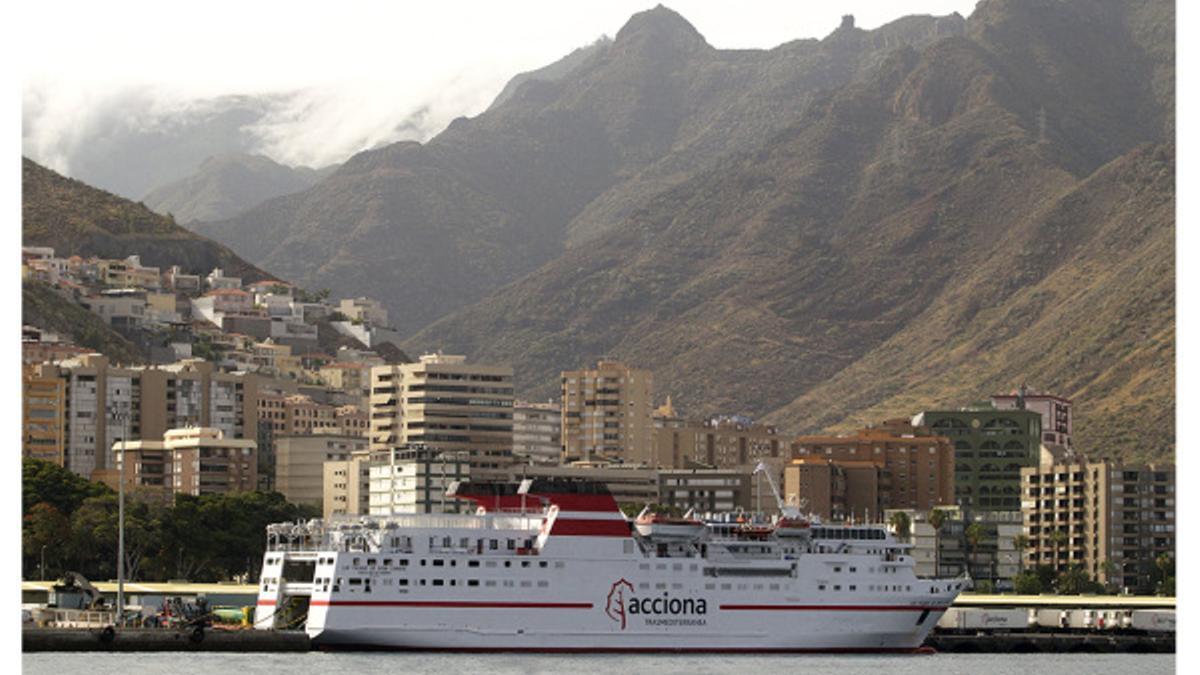 El buque 'Las Palmas de Gran Canaria', atracado en Tenerife.