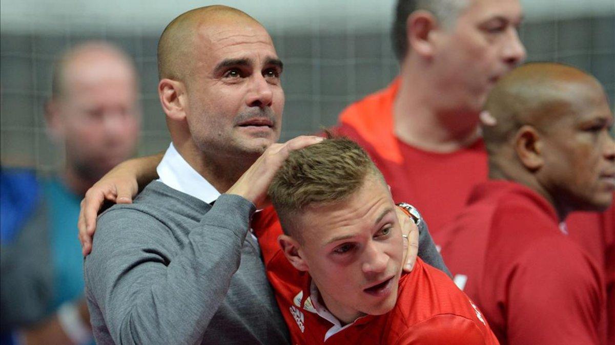 Guardiola y Kimmich celebrando la Copa de Alemania ganada en 2016 ante el Borussia Dortmund