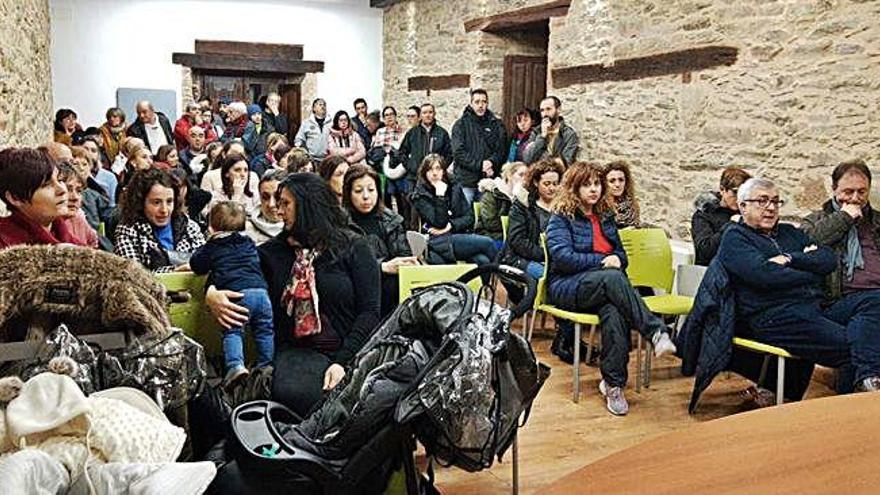 Numeroso público asistente en Puebla a la reunión sobre la sanidad en los centros de Sanabria y Carballeda.