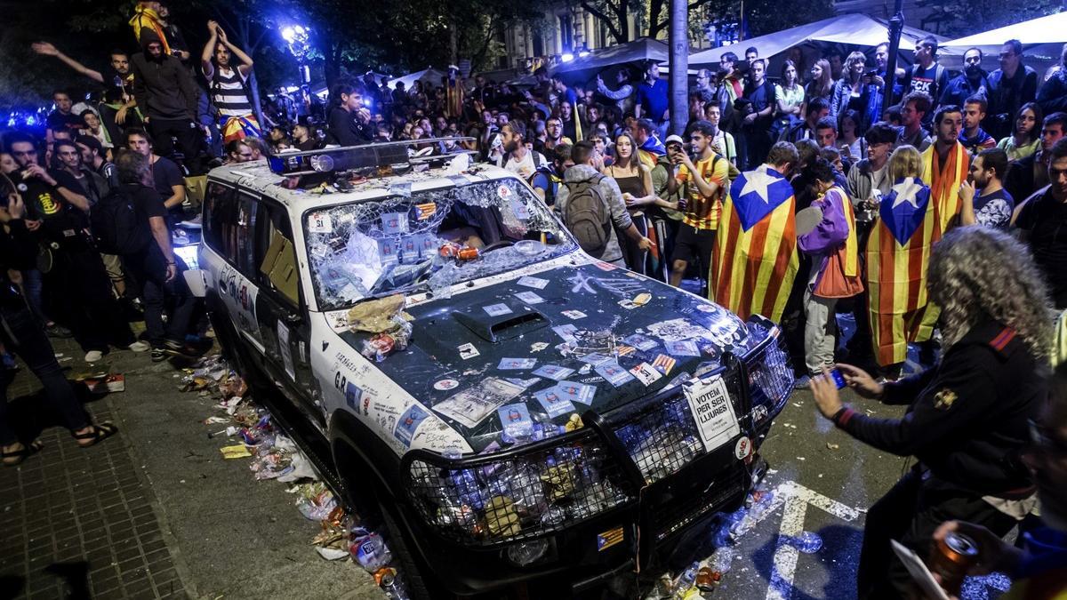 Coches de la Guardia Civil destrozados