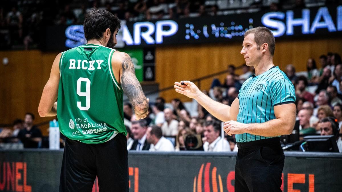 Ricky Rubio charla con uno de los árbitros del partido continental ante el Cholet