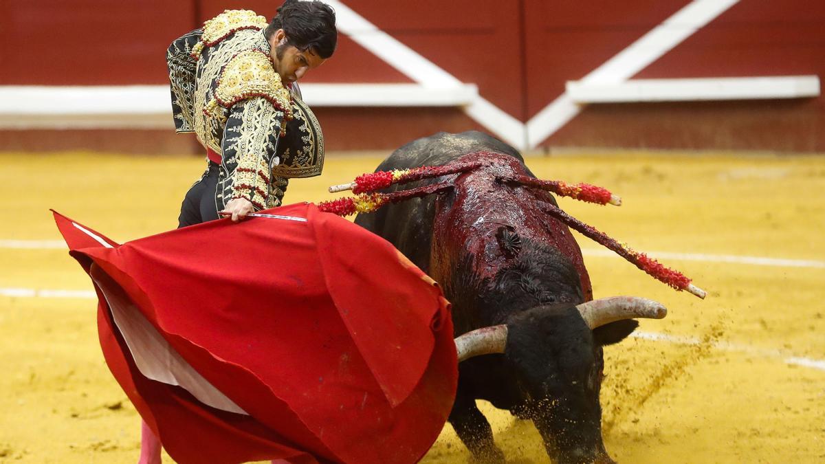 Morante de la Puebla lidia con un toro en la Semana Grande de San Sebastián.