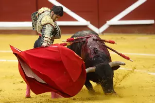 Una vacía corrida de Zalduendo arruina la vuelta de los toros a San Sebastián