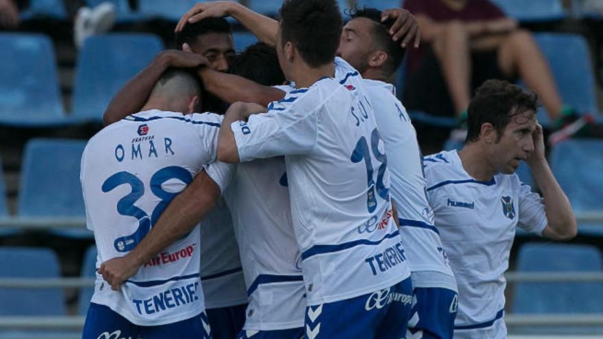 Los jugadores del Tenerife, que el sábado ganaron al Bilbao Athletic, celebran un gol.