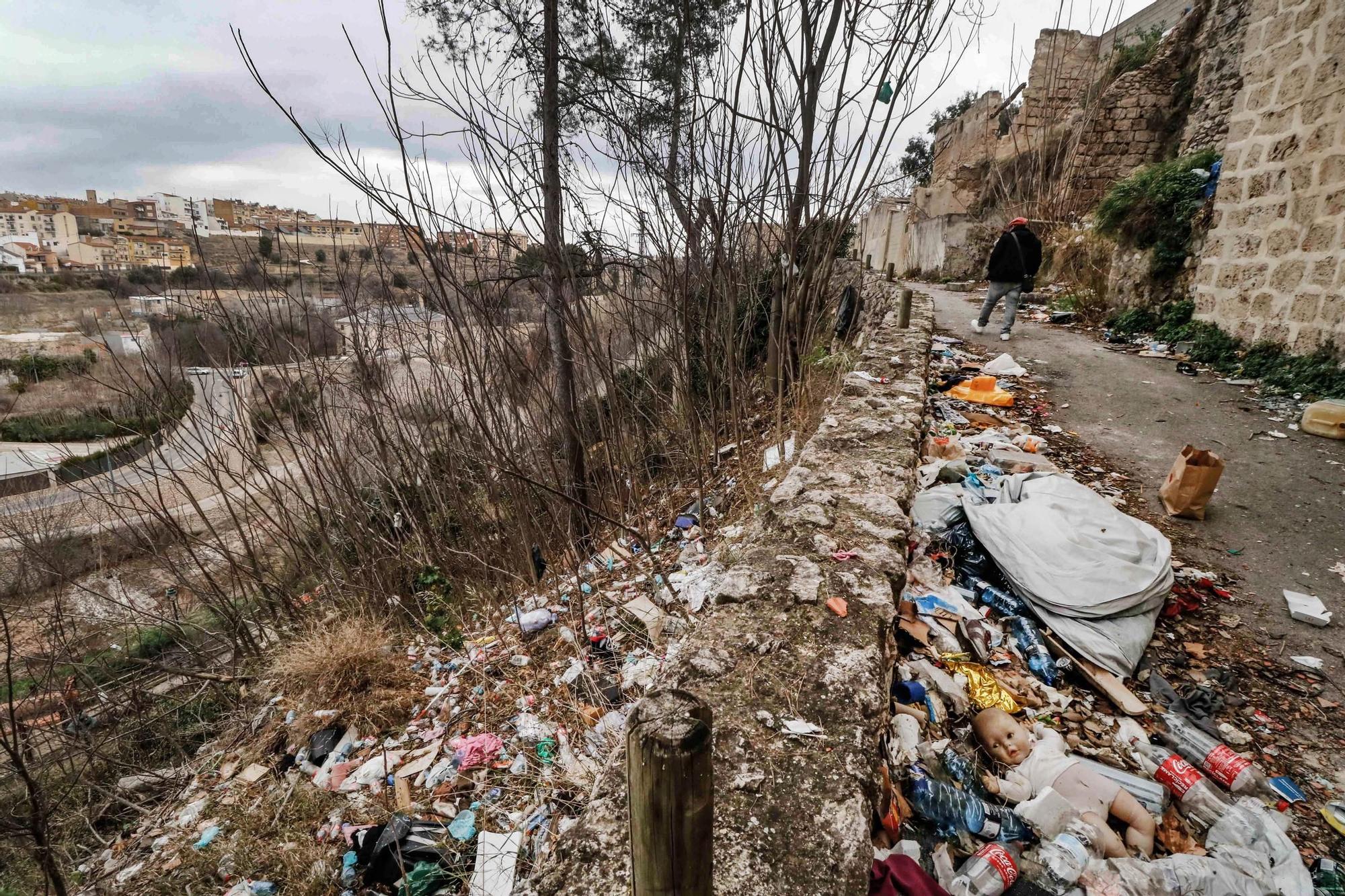 Se amontona la basura en el barrio de Algezares de Alcoy, junto a la Torre-Portal de Cocentaina