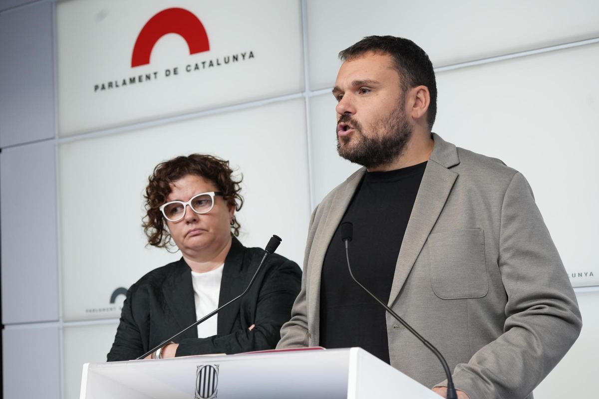La dirigente de los Comuns en Mataró Noe Ayguasenosa y el diputado de los Comuns Andrés García Berrio.