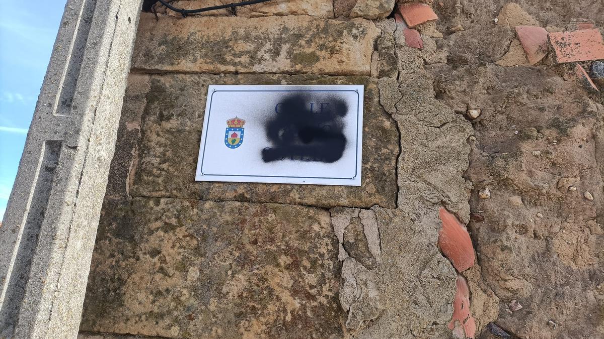 Cartel de la calle Calvo Sotelo, en Jambrina, pintado de negro.