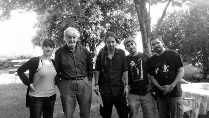 Beiras e Iglesias, en el centro, junto a otros colaboradores en la casa del primero en el año 2012. la opinión