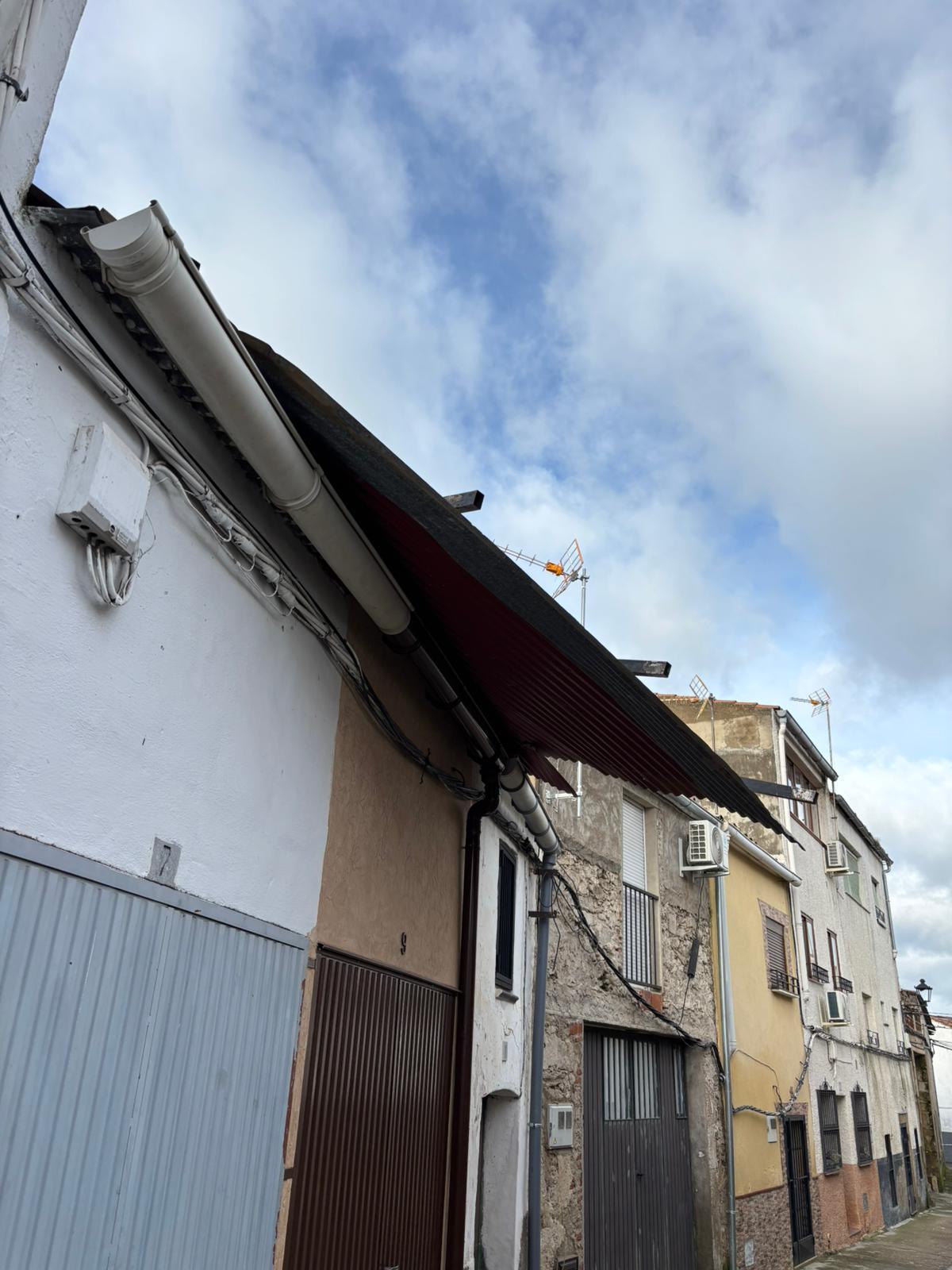 Imagen de un tejado que ha volado sobre otro.