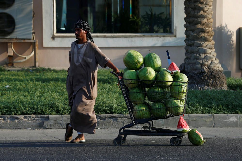 Un vendedor vende sandías en Dammam, Arabia Saudí