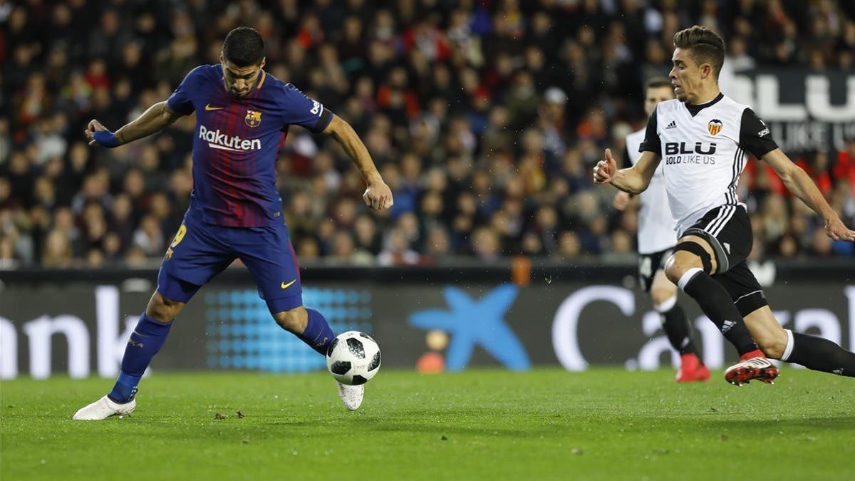 Luis Suárez desmontó la defensa valencianista con dos destellos.